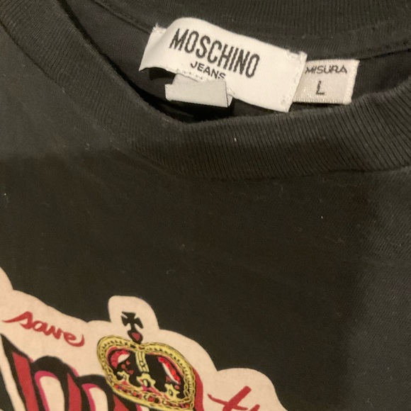Moschino - God save the queens VINTAGE Black and Gray Graphic T-Shirt - Picture 8 of 10